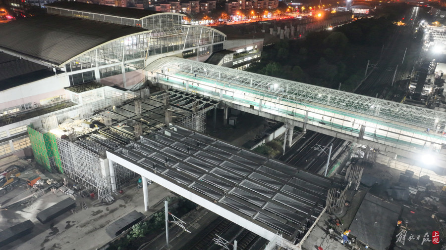 新建跨沪春铁路过渡天桥（图中下部）精准安装到位.jpeg