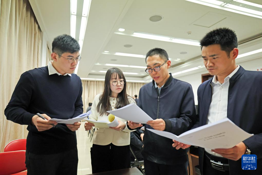 3月5日,工作人员对材料进行审核汇编。新华社记者 卢烨 摄.jpg 3月5日,工作人员对材料进行审核汇编。新华社记者 卢烨 摄.jpg