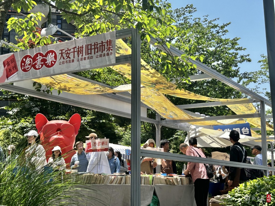 旧书市集特意定制的《清明上河图》遮阳布别有味道。 施晨露 摄.jpeg