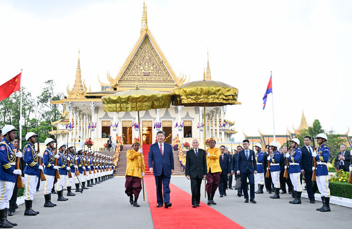 4月17日下午,柬埔寨国王西哈莫尼同中国国家主席习近平在金边王宫举行会见。这是会见后,两国元首步出金边王宫。新华社记者 殷博古 摄.jpg 4月17日下午,柬埔寨国王西哈莫尼同中国国家主席习近平在金边王宫举行会见。这是会见后,两国元首步出金边王宫。新华社记者 殷博古 摄.jpg