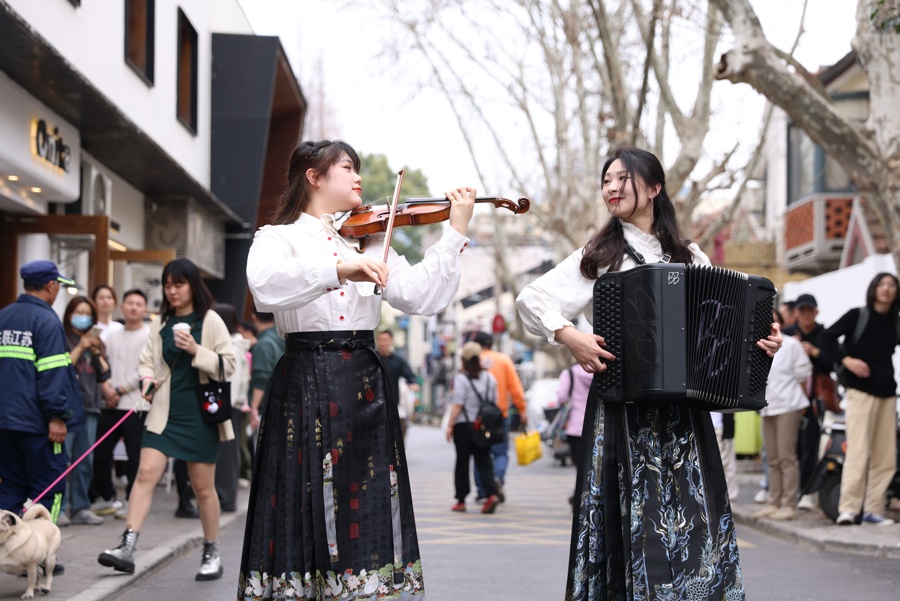 演奏家在市民游客的陪伴下边走边演。 长宁区文旅局供图.jpeg 演奏家在市民游客的陪伴下边走边演。 长宁区文旅局供图.jpeg
