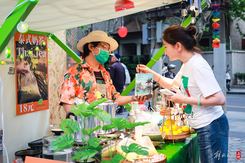 昨天,市民在思南公馆的集市上购买饮品.jpeg 昨天,市民在思南公馆的集市上购买饮品.jpeg