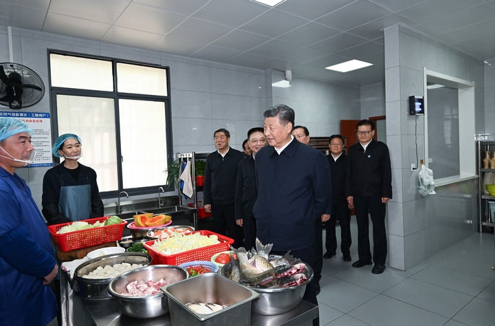 习近平在咸宁市嘉鱼县潘家湾镇四邑村养老服务驿站食堂考察.jpg 习近平在咸宁市嘉鱼县潘家湾镇四邑村养老服务驿站食堂考察.jpg