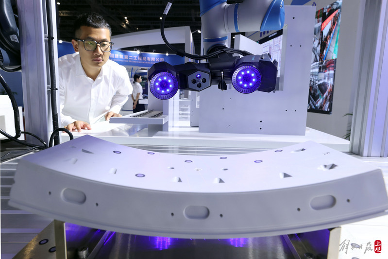 图为工程师介绍演示盾构隧道管片自动检测系.jpeg 图为工程师介绍演示盾构隧道管片自动检测系.jpeg