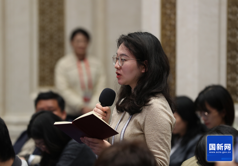 人民日报记者提问（刘健 摄）.png