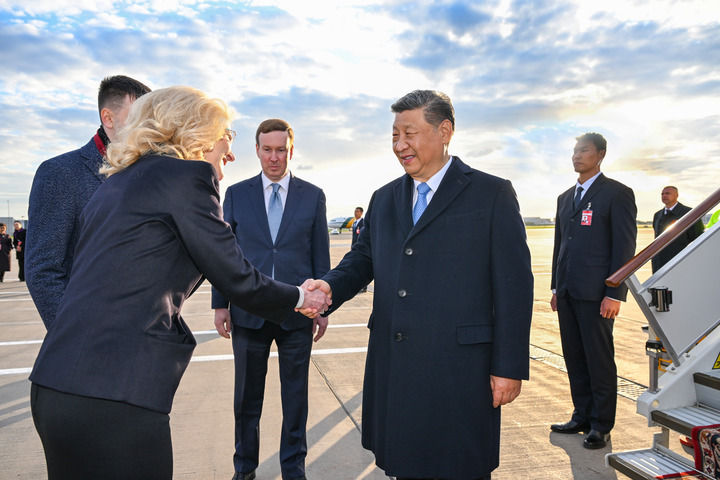 习近平抵达莫斯科伏努科沃专机机场时，俄罗斯副总理戈利科娃等政府高级官员热情迎接。新华社记者 谢环驰 摄.jpg