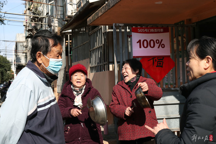 老街坊敲起锅子庆祝。.jpeg 老街坊敲起锅子庆祝。.jpeg