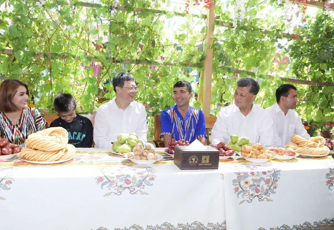 陈吉宁率团与马兴瑞一道全方位了解上海对口援疆各项工作推进情况.jpg 陈吉宁率团与马兴瑞一道全方位了解上海对口援疆各项工作推进情况.jpg