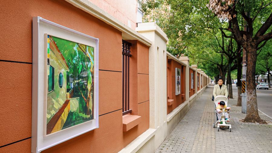 运乐路纪翟路路口的“马路美术馆”展出75幅优秀作品。 资料图片.jpg