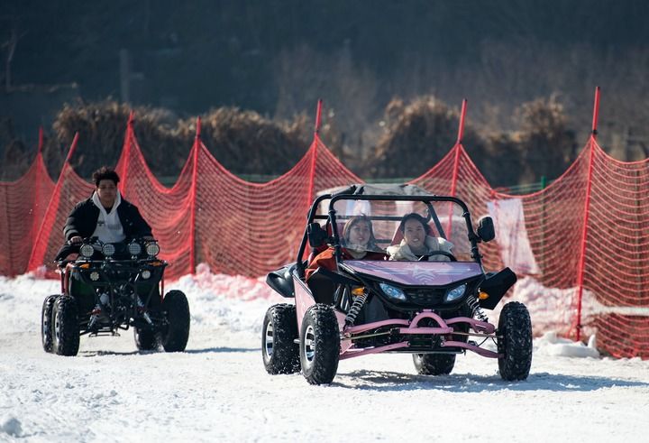 2025年1月19日,在河北省邯郸市复兴区东高河村滑雪场,游客在体验雪地越野车项目。新华社记者 王晓 摄.jpeg 2025年1月19日,在河北省邯郸市复兴区东高河村滑雪场,游客在体验雪地越野车项目。新华社记者 王晓 摄.jpeg