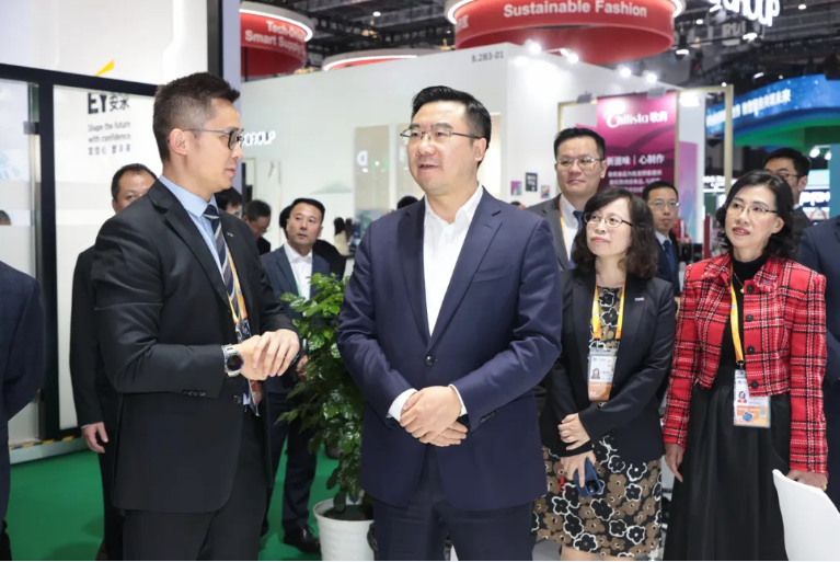 区领导一行先后前往得物、松下集团、高丝奥碧虹、东浩兰生、中远海运、太平船务、德勤等企业展位调研 .png 区领导一行先后前往得物、松下集团、高丝奥碧虹、东浩兰生、中远海运、太平船务、德勤等企业展位调研 .png