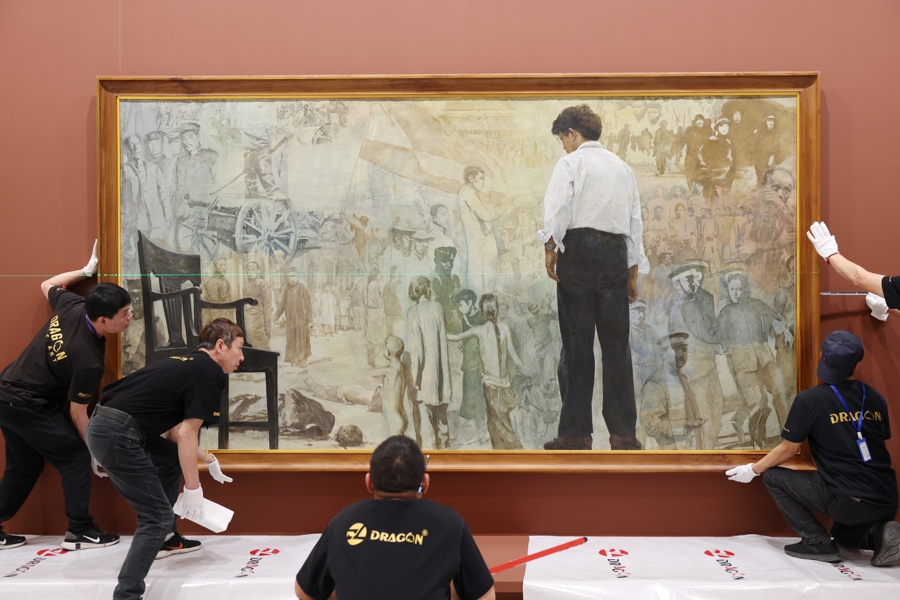 昨天,浦东美术馆工作人员正在布置陈逸飞油画作品《踱步》.jpg 昨天,浦东美术馆工作人员正在布置陈逸飞油画作品《踱步》.jpg