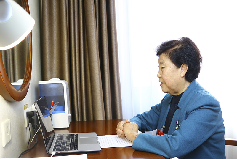 3月8日,全国人大代表、山西省昔阳县大寨镇大寨村党总支书记郭凤莲在驻地与农业农村部工作人员视频连线.jpg 3月8日,全国人大代表、山西省昔阳县大寨镇大寨村党总支书记郭凤莲在驻地与农业农村部工作人员视频连线.jpg