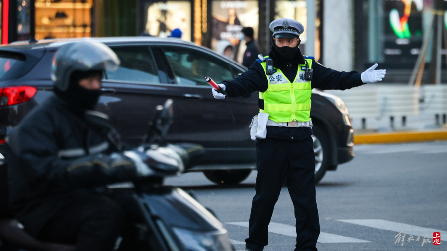 昨天傍晚时分,常德路南京西路路口通行有序。.jpeg 昨天傍晚时分,常德路南京西路路口通行有序。.jpeg