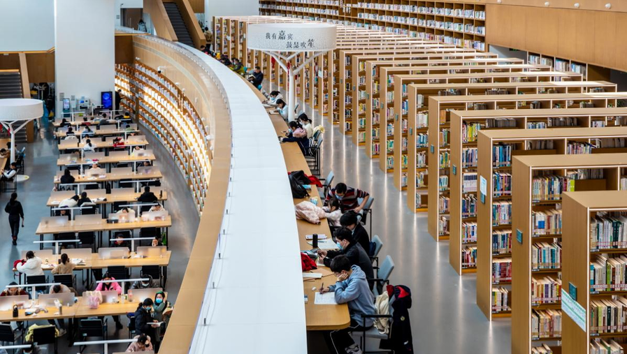 读者在武汉东西湖区图书馆学习.png 读者在武汉东西湖区图书馆学习.png