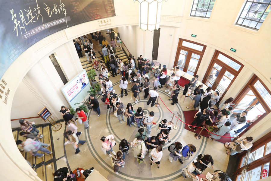 2024年6月20日上海国际电影节期间,来美琪大戏院观影的观众有序排队进场。记者 蒋迪雯 摄.jpg 2024年6月20日上海国际电影节期间,来美琪大戏院观影的观众有序排队进场。记者 蒋迪雯 摄.jpg