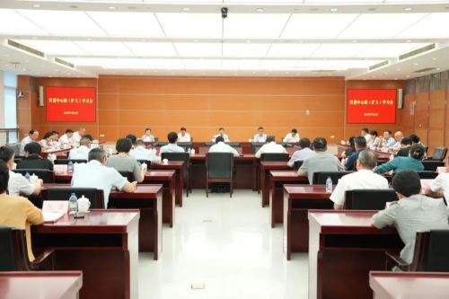 20240729103404025559.jpg 区委中心组学习会举行2.jpg