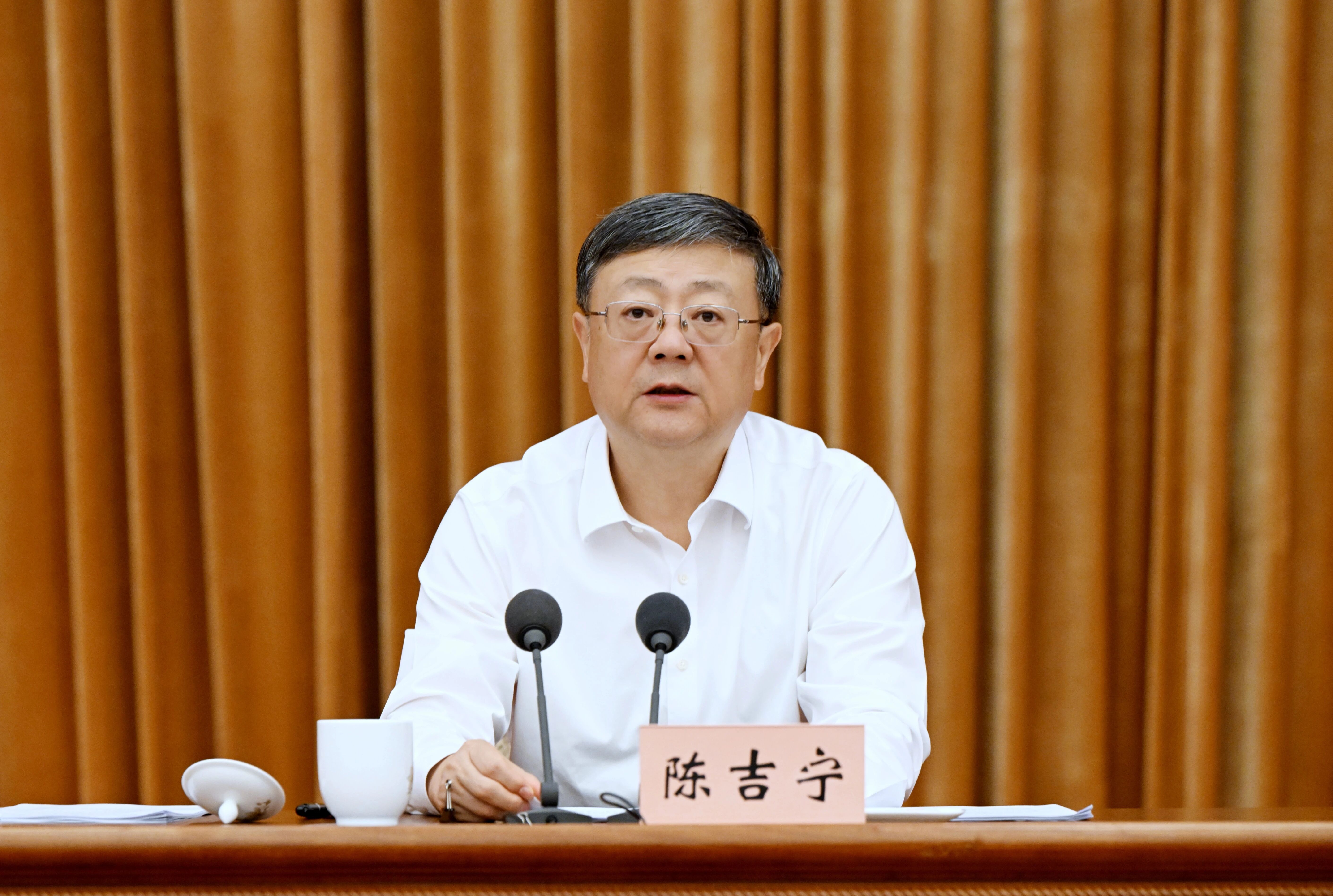 陈吉宁指出，按照习近平总书记重要指示要求和党中央决策部署，上海国资国企改革坚持目标导向、问题导向，“一企一策”、系统施策，深入实施国企改革深化提升行动，扎实推进主责主业管理、重点领域重组整合、关键核心技术攻关、国资投资运营平台建设、国资分类监管模式创新和央地协同发展，把党的领导深度融入现代公司治理，取得一系列重大突破。.jpg