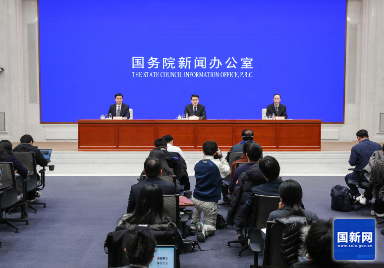 国务院政策例行吹风会现场（刘健 摄）.png