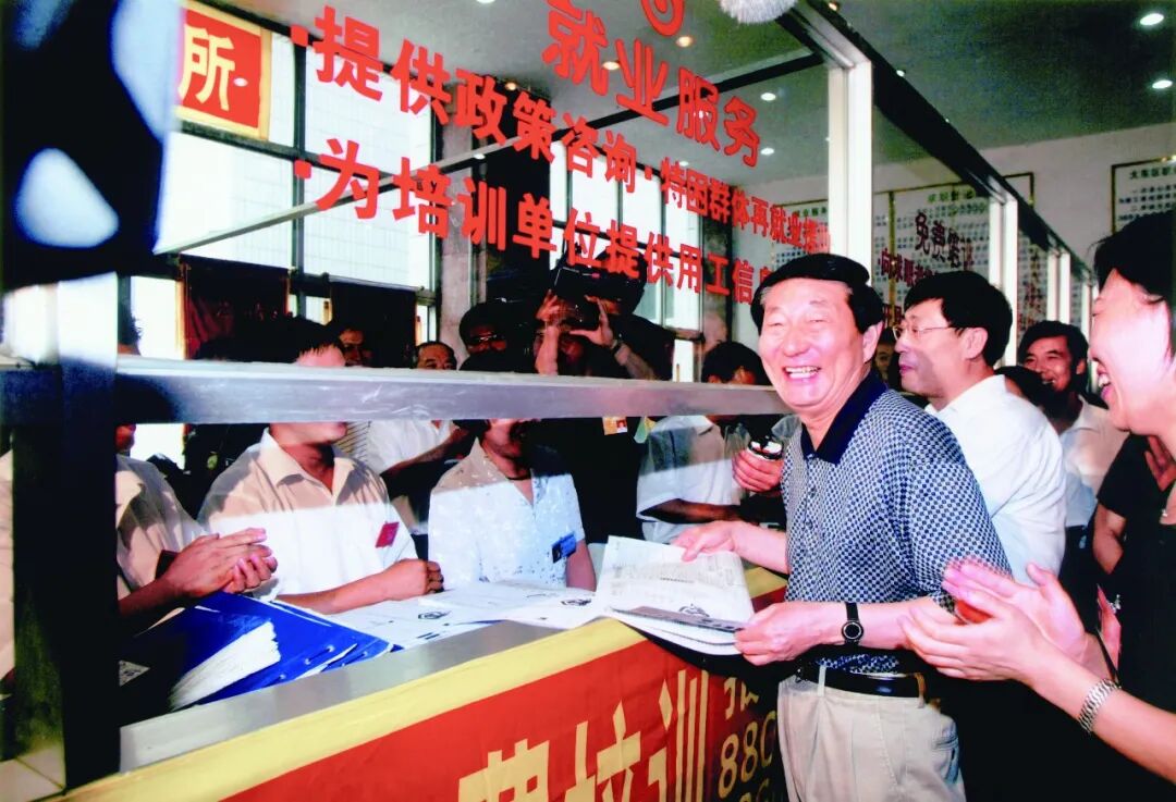 2002年7月22日,朱镕基同志在辽宁省沈阳市大东区职业技术培训中心考察。.jpg