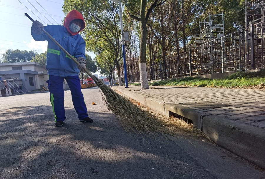 环卫工人在清扫容易积水结冰的地方。.jpeg 环卫工人在清扫容易积水结冰的地方。.jpeg