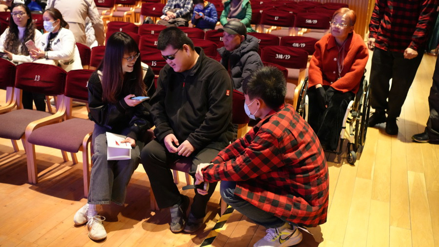 盲人观众杨子函在上海交响乐团音乐厅接受志愿服务。 资料图片.jpeg