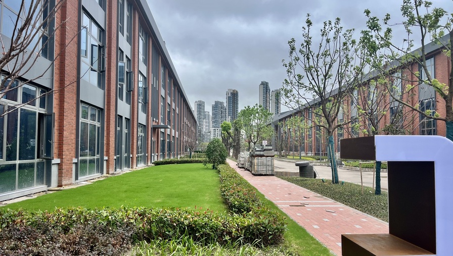 不同于一般郊环外产业园区,互联宝地滨江园和“生活”很近,与长滩居民区一路之隔.jpeg 不同于一般郊环外产业园区,互联宝地滨江园和“生活”很近,与长滩居民区一路之隔.jpeg