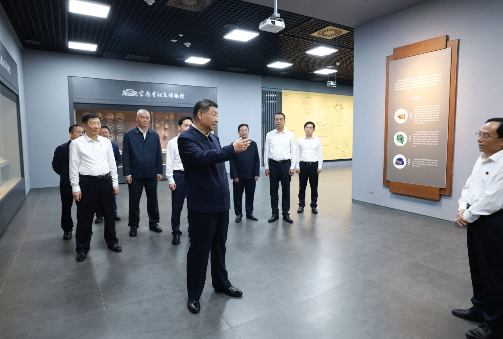 9月10日,中共中央总书记、国家主席、中央军委主席习近平在前往甘肃考察途中,来到陕西省宝鸡市参观宝鸡青铜器博物院。新华社记者 王晔 摄 .jpg 9月10日,中共中央总书记、国家主席、中央军委主席习近平在前往甘肃考察途中,来到陕西省宝鸡市参观宝鸡青铜器博物院。新华社记者 王晔 摄 .jpg