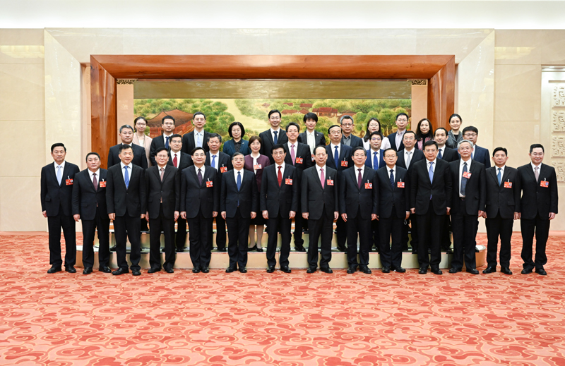 3月11日，中共中央政治局常委、全国政协主席王沪宁在北京人民大会堂看望参加全国政协十四届一次会议宣传报道的新闻工作者代表，代表全国政协和大会主席团对大家的辛勤工作表示诚挚慰问和衷心感谢.jpg