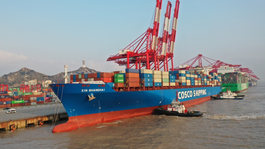 昨天下午,中远海运“新上海”轮抵达上海洋山港。记者 李茂君 摄 .jpg 昨天下午,中远海运“新上海”轮抵达上海洋山港。记者 李茂君 摄 .jpg