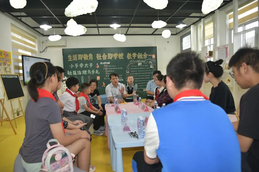 区社区治理学院“小手拉大手”活动.jpeg 区社区治理学院“小手拉大手”活动.jpeg