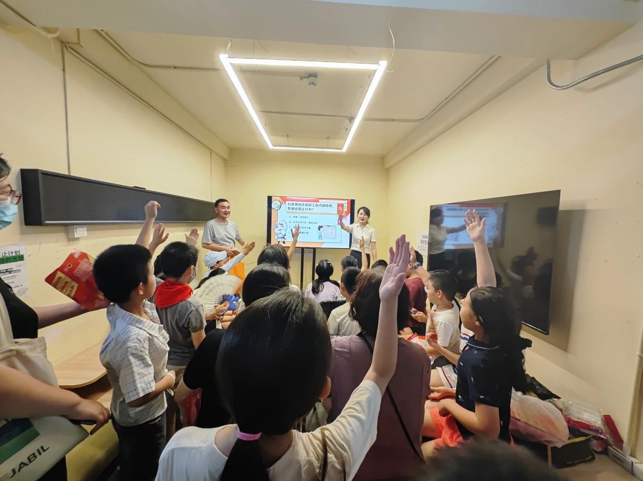 40余名市民代表进了这个“地下防空洞”,直呼:颠覆我的想象!2.jpg 40余名市民代表进了这个“地下防空洞”,直呼:颠覆我的想象!2.jpg