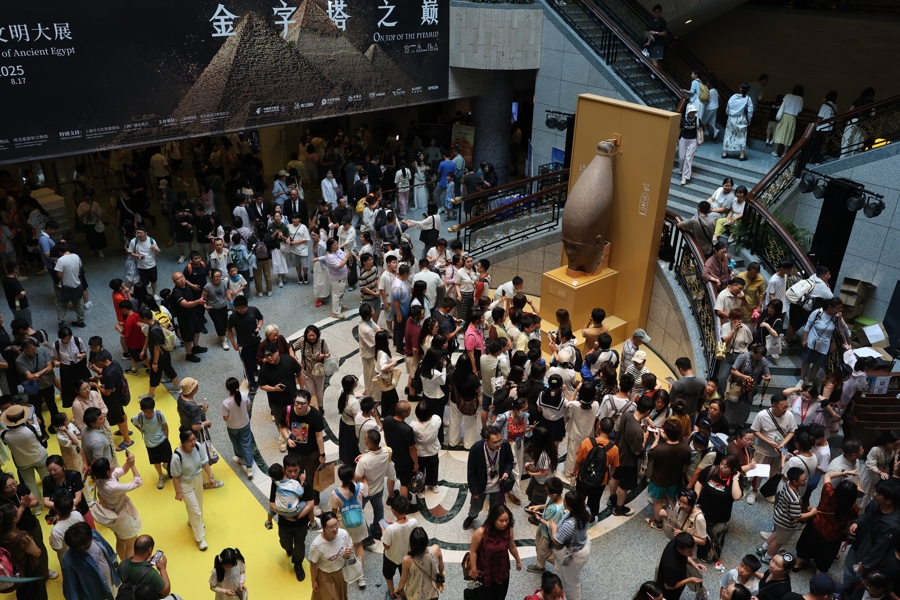 上博古埃及大展最后一天，展厅内人流如潮.jpg