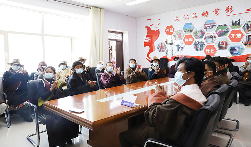 10月16日,在青海省海北藏族自治州刚察县沙柳河镇果洛藏贡麻村,干部群众在收看中国共产党第二十次全国代表大会开幕会。.jpg 10月16日,在青海省海北藏族自治州刚察县沙柳河镇果洛藏贡麻村,干部群众在收看中国共产党第二十次全国代表大会开幕会。.jpg