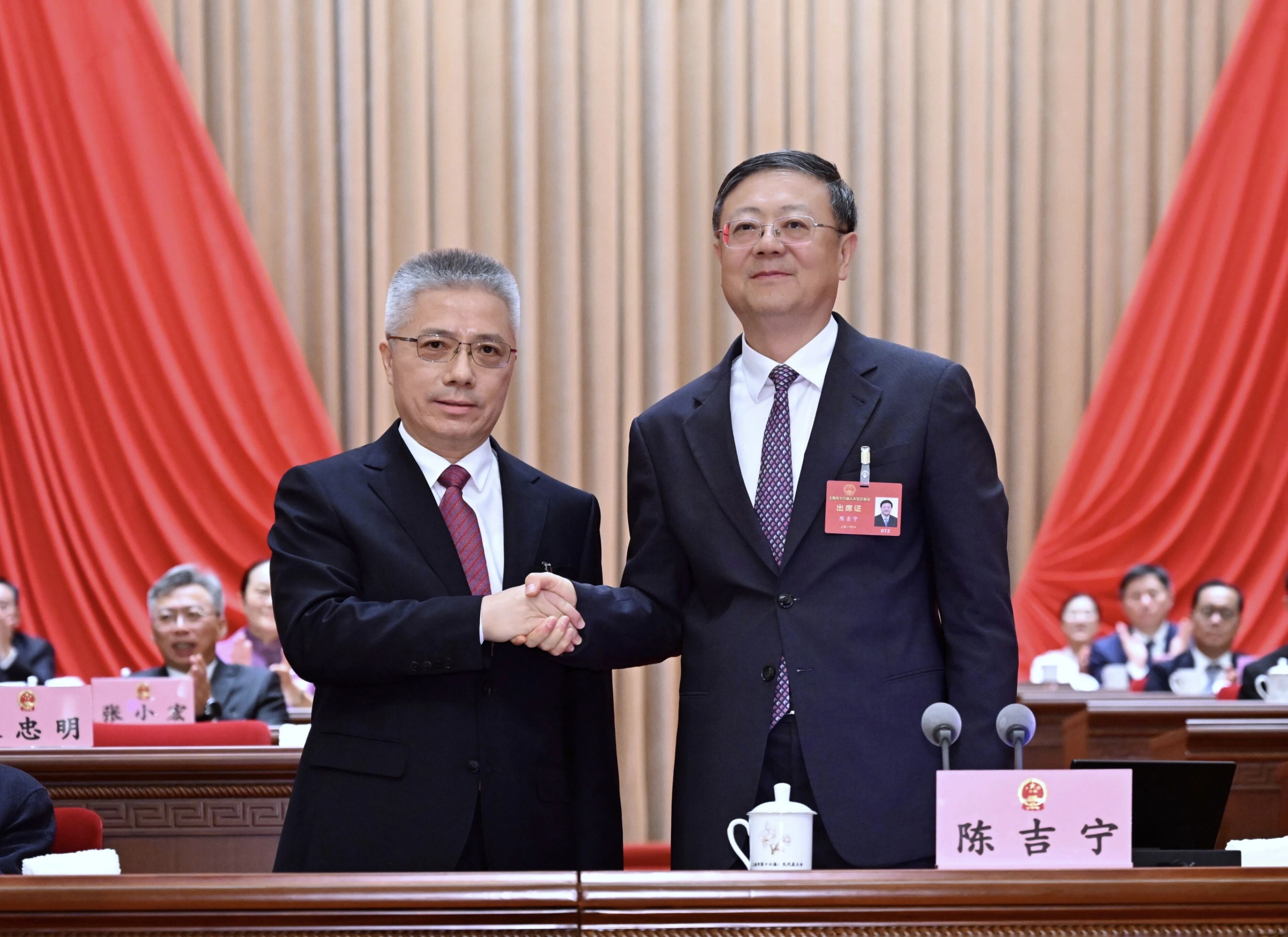 大会举行了宪法宣誓仪式，新当选的市长朱忠明进行了宪法宣誓。.jpg