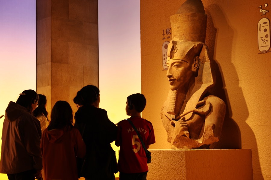 观众参观古埃及展.jpg