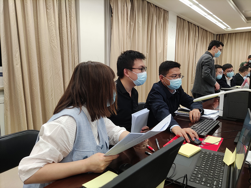 3月5日晚,国务院办公厅工作专班工作人员在认真梳理汇总代表委员意见建议.jpg 3月5日晚,国务院办公厅工作专班工作人员在认真梳理汇总代表委员意见建议.jpg