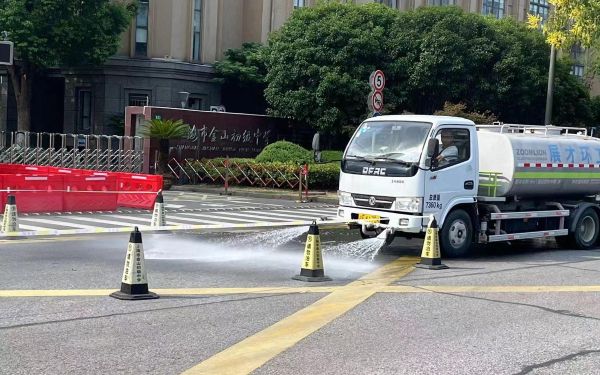 8月30日保洁人员在金山区初级中学周边保洁.jpg 8月30日保洁人员在金山区初级中学周边保洁.jpg