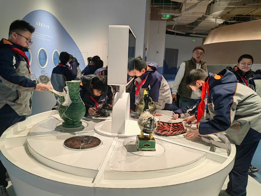同济大学附属澄衷中学学生在博物馆里探索体验。钟菡 摄.jpg 同济大学附属澄衷中学学生在博物馆里探索体验。钟菡 摄.jpg