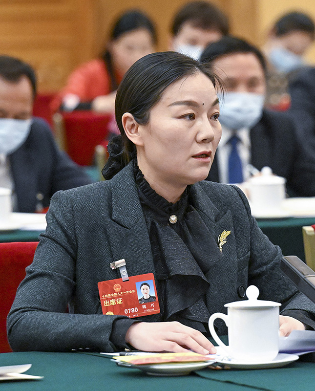 出席十四届全国人大一次会议的魏巧代表在发言.jpg 出席十四届全国人大一次会议的魏巧代表在发言.jpg