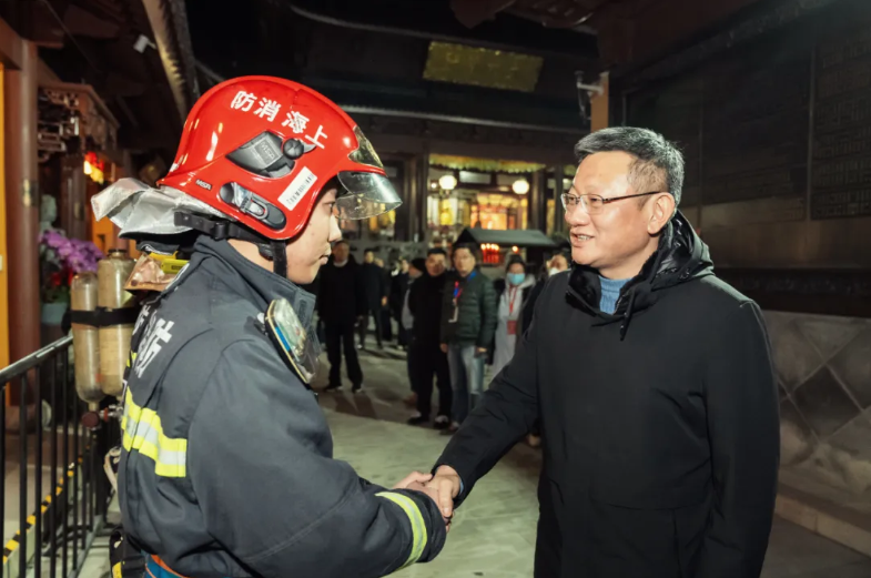 虹口区领导检查春节期间城区保障工作，慰问一线人员 .png