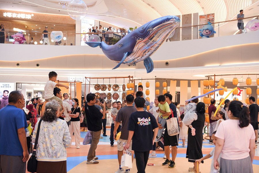 上海蓝鲸世界购物中心内市民游客众多。 沈思怡 摄.jpg