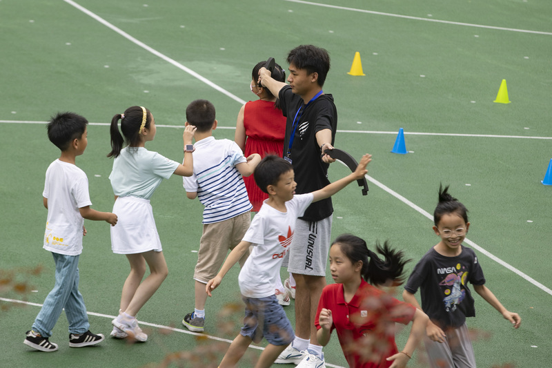 孩子们在徐汇区虹梅街道爱心暑托班办班点上体育课.jpeg 孩子们在徐汇区虹梅街道爱心暑托班办班点上体育课.jpeg