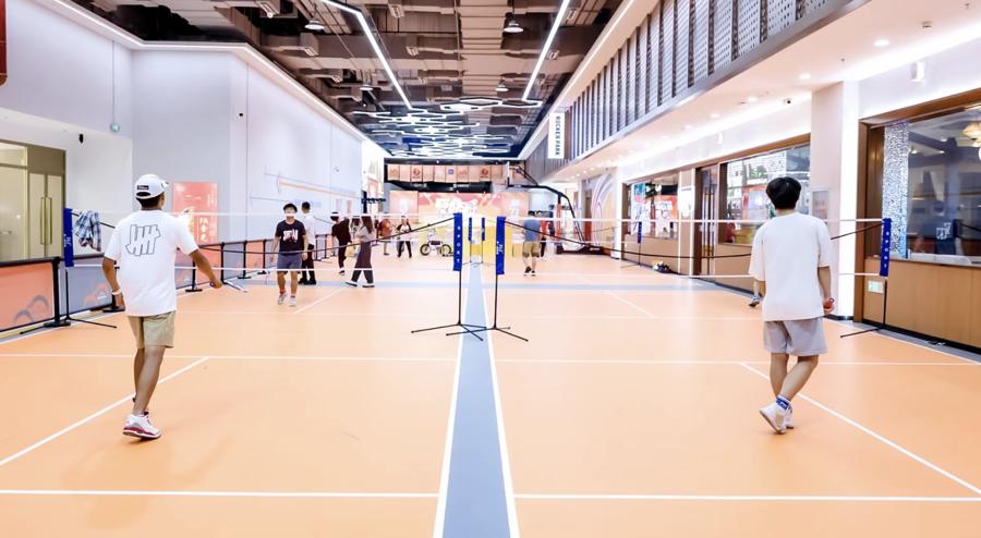 外滩金融都市运动中心室内配置的羽毛球场很受周边白领的欢迎。资料图片.png 外滩金融都市运动中心室内配置的羽毛球场很受周边白领的欢迎。资料图片.png
