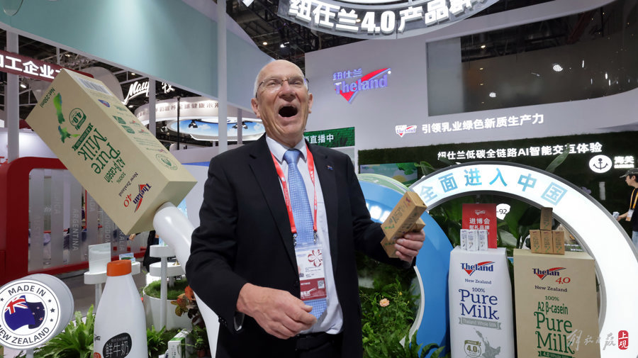 新西兰纽仕兰乳业有限公司展位布展基本完成,执行总裁罗伊·范登赫克高兴得合不拢嘴。.jpg 新西兰纽仕兰乳业有限公司展位布展基本完成,执行总裁罗伊·范登赫克高兴得合不拢嘴。.jpg