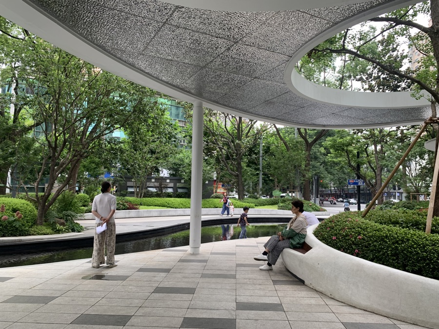 灰白色系地砖增添空间的明亮度,花坛被设计成公共座椅。 沈思怡 摄.jpeg 灰白色系地砖增添空间的明亮度,花坛被设计成公共座椅。 沈思怡 摄.jpeg