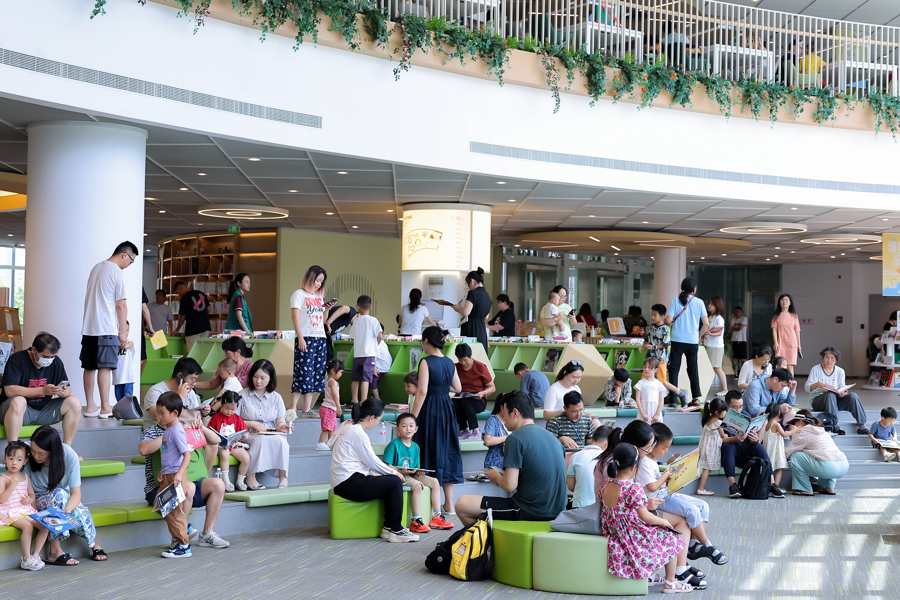 暑假期间,市少儿图书馆长风馆人气十足。 资料图片.jpeg 暑假期间,市少儿图书馆长风馆人气十足。 资料图片.jpeg