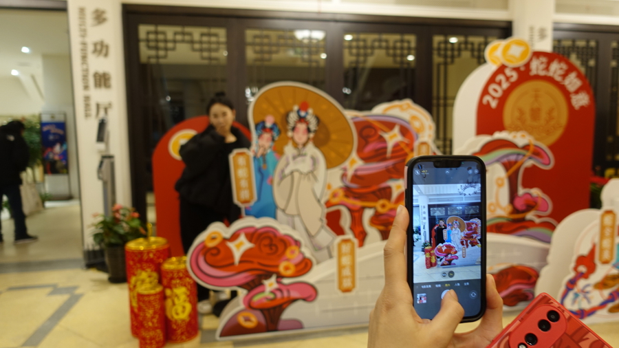 天蟾逸夫舞台一楼的蛇年摆件、装饰布置一新,吸引观众打卡。 诸葛漪 摄 .jpg 天蟾逸夫舞台一楼的蛇年摆件、装饰布置一新,吸引观众打卡。 诸葛漪 摄 .jpg