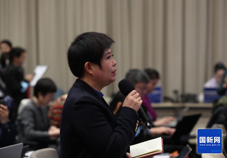 中央广播电视总台央视记者提问（刘健 摄）.png