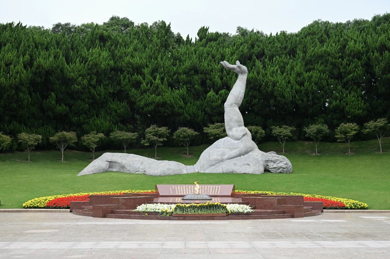 市领导和各界群众代表缓步绕行,瞻仰了烈士纪念碑,前往无名烈士墓敬献鲜花.jpg